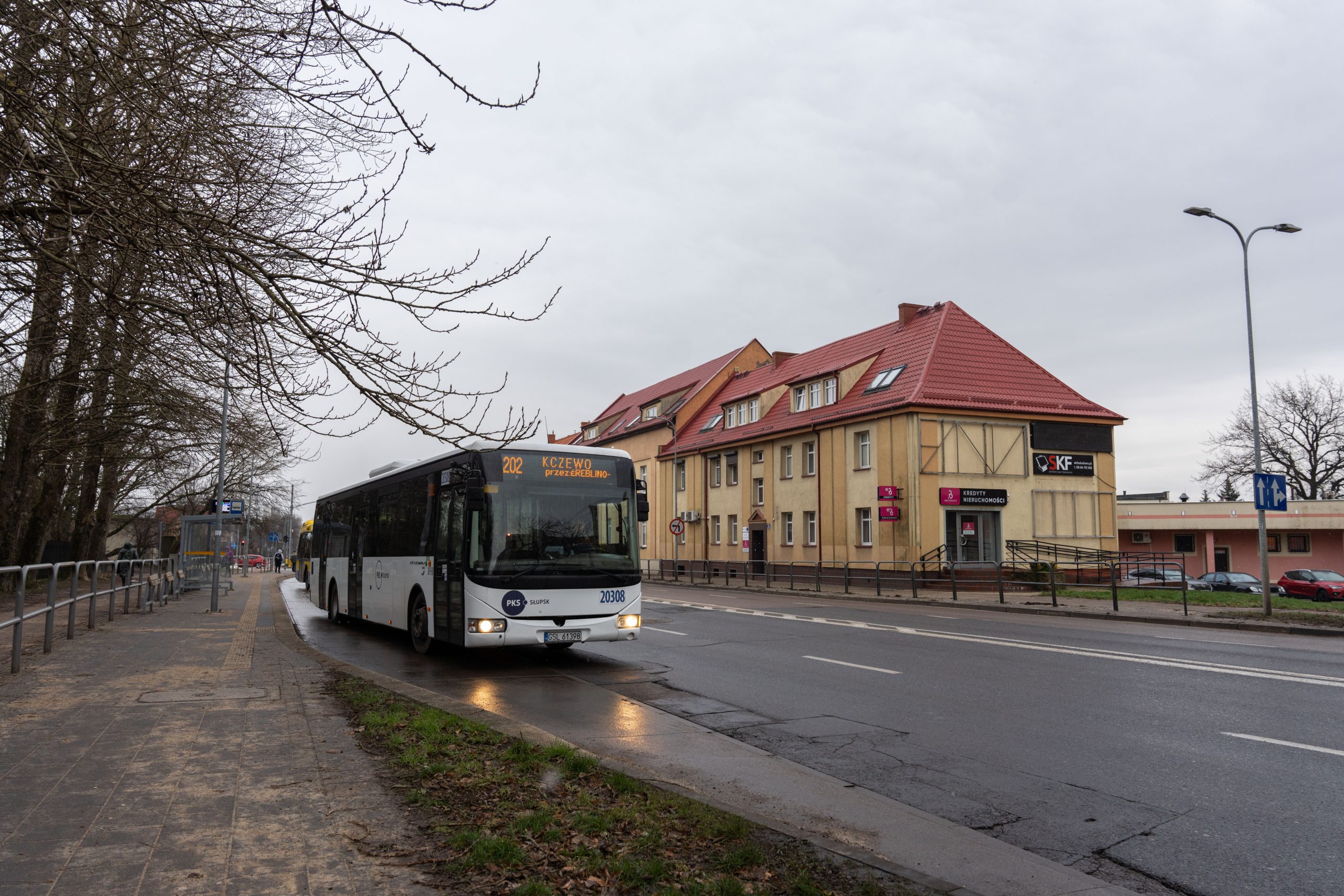 Autobusy „202” do Sławna przez kolonię Tychowo