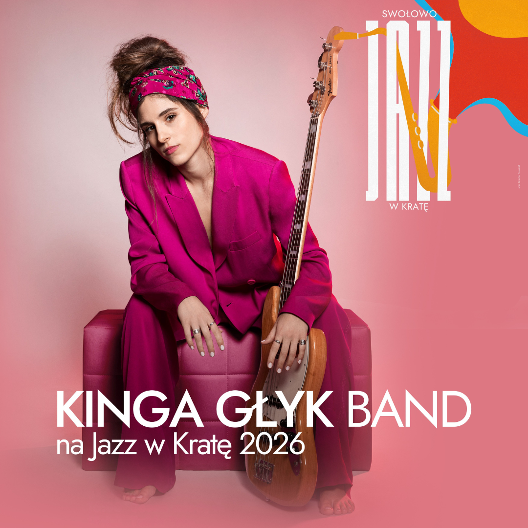 Plakat Jazz w Kratę 2026 przedstawiający Kingę Głyk siedzącą z gitarą basową. Artystka ubrana jest w intensywnie różowy garnitur, a tło grafiki utrzymano w odcieniach różu.
